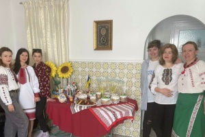В Українській школі в Тунісі провели благодійний великодній продаж пасок і святкових прикрас