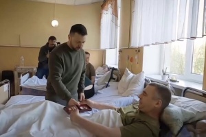 Зеленський приїхав на Хмельниччину і відвідав у шпиталі поранених воїнів