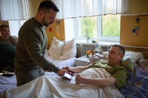 Selenskyj zeichnet in Chmelnyzkyj verwundete Soldaten im Krankenhaus aus