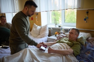 Zelensky comes to Khmelnytskyi region and awards wounded soldiers in hospital