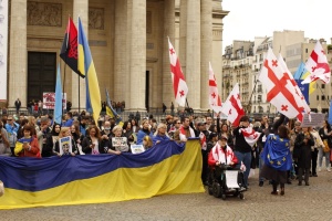 У Парижі українці та грузини разом маніфестували за свободу та європейське майбутнє