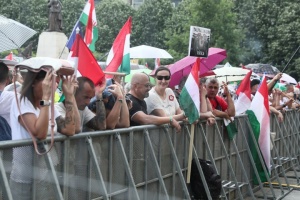В угорському Дебрецені тисячі людей вийшли на антиурядовий протест