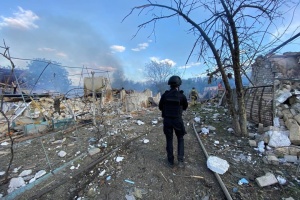 In einem Dorf in Region Charkiw zerstört russische Bombe eine ganze Straße