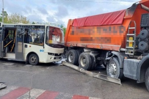 Unfall in Kyjiw: Sieben Menschen bei Zusammenstoß von Lkw und Kleinbus verletzt