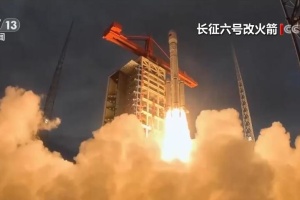 Китай уперше запустив у космос ракету, здатну вивести на орбіту групу супутників