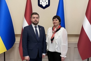 Посол обговорив освітні потреби українців з керівницею організації українських вчителів у Латвії