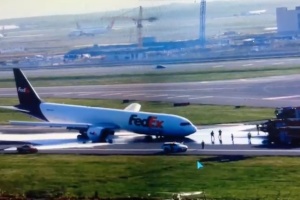 В аеропорту Стамбула вантажний літак приземлився на фюзеляж