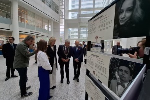 Міністерка оборони Нідерландів відвідала в Гаазі виставку про загиблих українських студентів