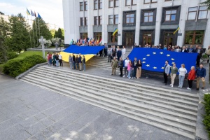 У Тернополі розгорнули прапори України та Євросоюзу