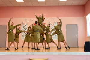 У Маріуполі загарбники змусили дітей танцювати у радянській формі та з прапорами СРСР