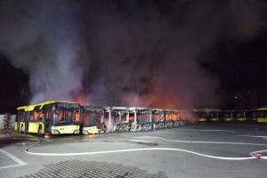 На півдні Польщі вночі у депо згоріли десять автобусів 