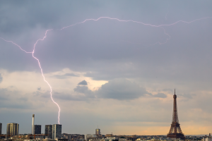 У Парижі блискавка влучила в літак, який пролітав над Ейфелевою вежею