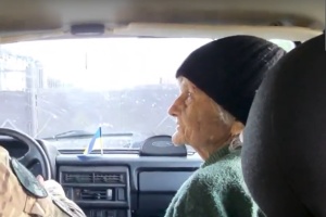 Із обстрілюваної Красногорівки «Білі янголи» евакуювали літніх людей