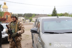 Загарбники обстріляли автомобіль поліцейських, які їхали евакуювати жителів Вовчанська