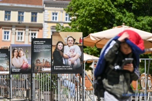 «Мам, я в безпеці»: у Львові - виставка про жінок, які рятували дітей від обстрілів РФ