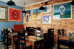 War veterans’ pizzeria in Kyiv hosts lunch for Kuleba, Blinken