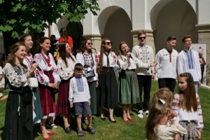 На «Великодніх гаївках» у Відні зібрали понад 12 тисяч євро на швидкі для України