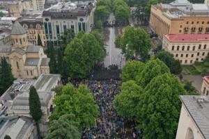 Біля парламенту Грузії почались сутички між силовиками і мітингувальниками