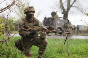 Russischer Soldat tötet einen Zivilisten in Gemeinde Wowtschansk