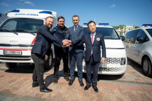 Україна отримала від Південної Кореї 40 автівок екстреної меддопомоги