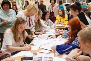 Київські студенти створили захисникам шеврони з мотивами вишиванки Бориса Грінченка