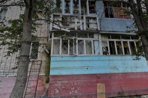 El ejército ruso bombardea un edificio residencial en Jersón 