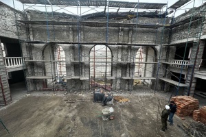 У Маріуполі росіяни продовжують демонтажні роботи у розбомбленому Драмтеатрі
