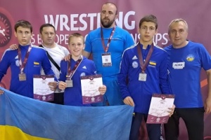 Юні українські борці-вільники виграли три медалі чемпіонату Європи