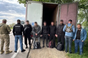 «Трансфер» до Молдови: прикордонники виявили п'ятьох ухилянтів у причепі вантажівки