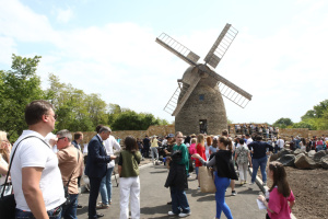 У Музеї просто неба відкрили відновлений столітній вітряк з Херсонщини