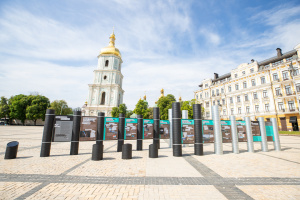 У Києві на Софійській площі відкрилась виставка, присвячена обороні Маріуполя