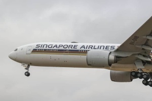 Літак Singapore Airlines здійснив екстрену посадку, один пасажир загинув і 30 поранені