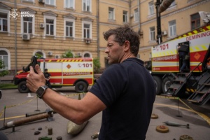 У Києві актор і амбасадор United24 Міша Коллінз відвідв рятувальний підрозділ