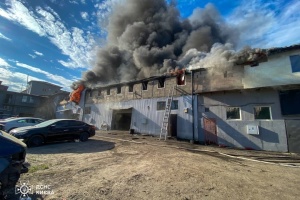 Зайнялися автомобільні шини: пожежу на СТО у Києві локалізували