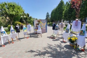 На Прикарпатті організували виставку вишиванок загиблих героїв