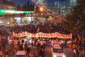 У Тбілісі пройшов багатотисячний марш проти закону про «іноагентів»