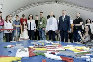 Посол ЄС в Україні доповнила фрагментом України вціліле після ракетного удару РФ панно Європи