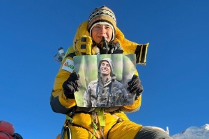 Українська альпіністка за добу піднялася на Еверест та Лхоцзе, рекорд присвятила захиснику Маріуполя
