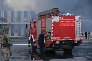 Vier Tote und 38 Verletzte bei Luftangriff auf Baumarkt in Charkiw, Suche nach Vermissten dauert an 