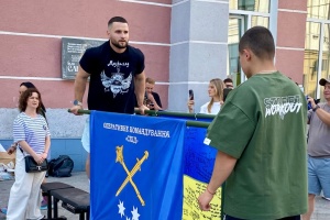 Військовий з Житомира встановив рекорд України з віджимання на брусах за годину