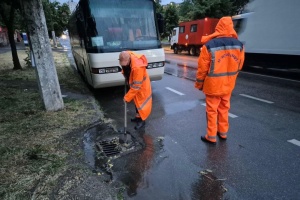 В Одесі через сильний дощ затоплені магістральні вулиці