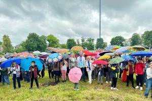 «Хочемо ховатись від дощу, а не ракет!»: пів тисячі дітей з парасольками встановили рекорд