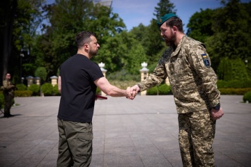 Zelensky presents awards to marines who distinguished themselves in combat