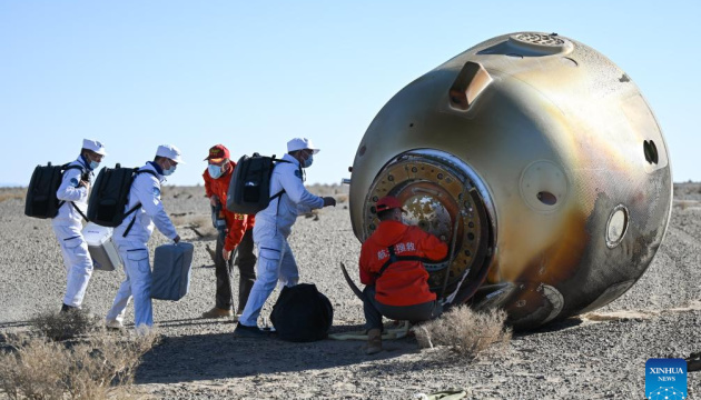 Китайські астронавти місії Shenzhou-17 повернулися на Землю