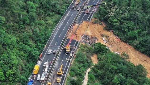 На півдні Китаю внаслідок обвалу на швидкісній магістралі загинули 19 людей