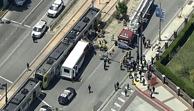 У Лос-Анджелесі потяг метро зіткнувся з автобусом - понад 50 постраждалих