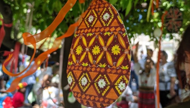 В Афінах відбувся фестиваль, під час якого створили «писанкове дерево»