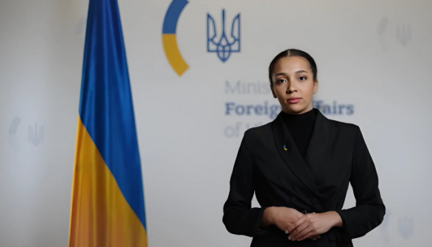ウクライナ外務省、ＡＩで作られたデジタル代表者「ヴィクトリヤ・シー」を発表