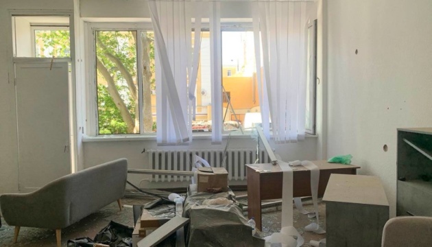 В Одесі внаслідок ракетної атаки пошкоджене представництво омбудсмена