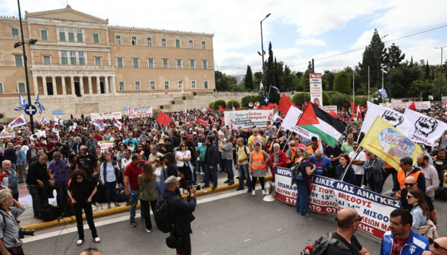 В Афінах мітингувальники вимагають підвищення зарплат і припинення війни в Газі